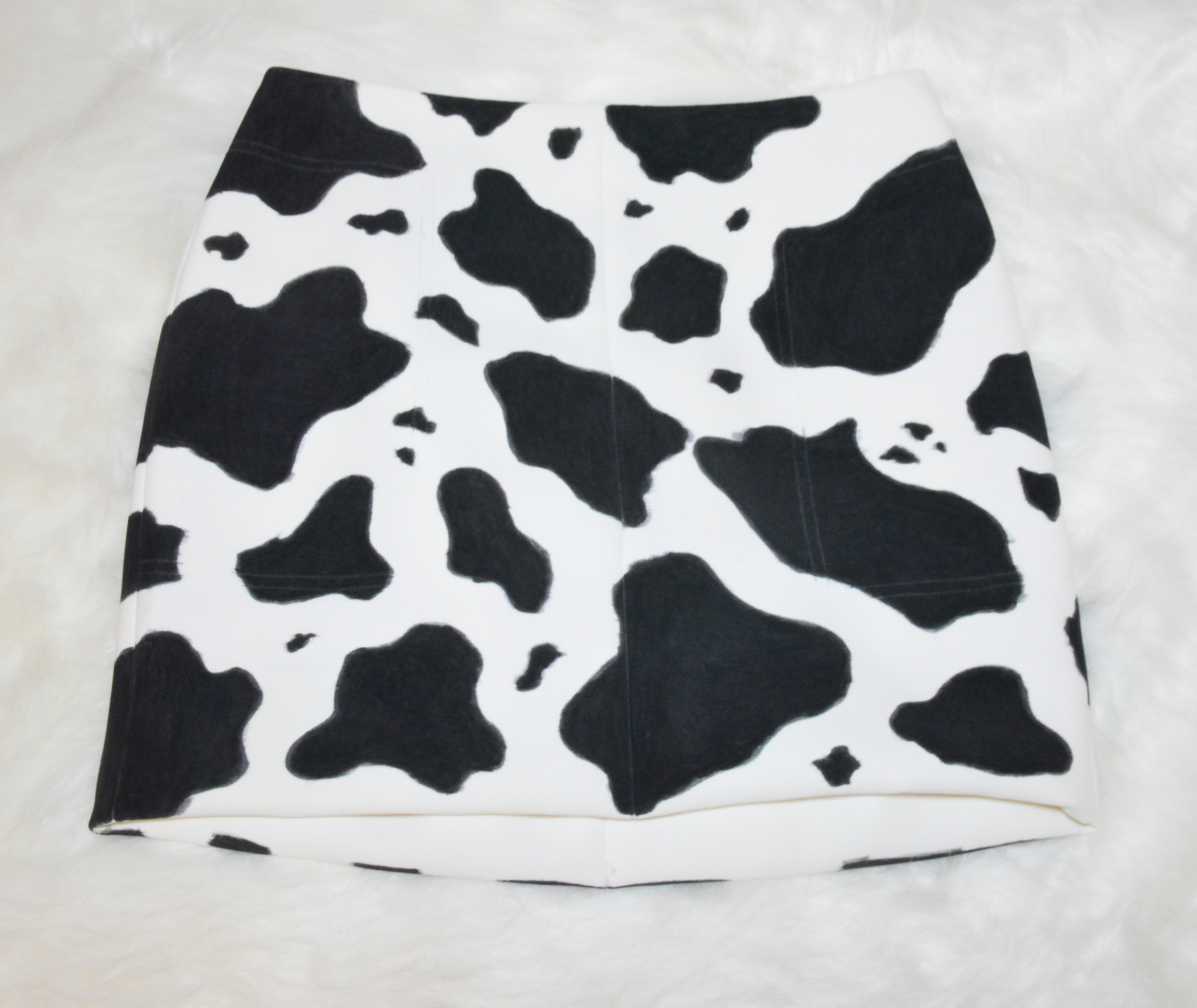 Cow print skirt DIY: Using fabric markers or paint - fashionpsychic